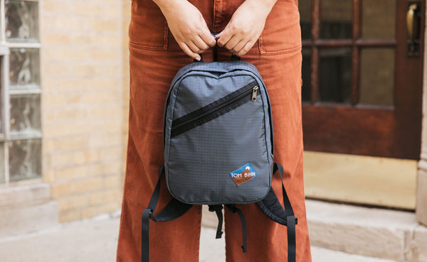 A person holding the Zeitgeist by its carry handle.